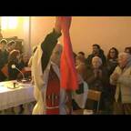 Italian priest sings antifascist resistance song "Bella Ciao"